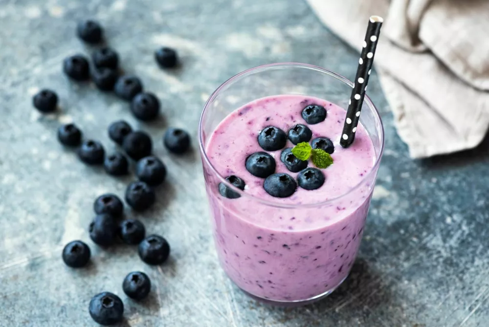 Tasty blueberry smoothie in glass. Healthy refreshing drink, vegan and vegetarian diet food concept / Foto: Arx0nt