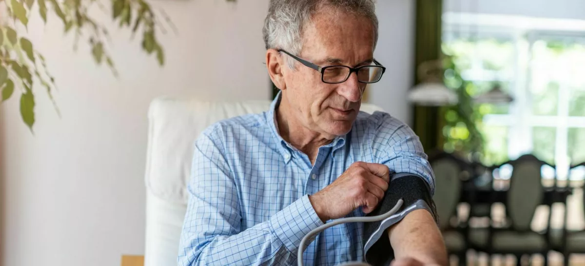 Senior man using medical device to measure blood pressure / Foto: Piksel