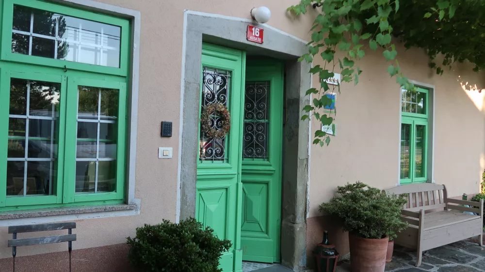 Domačija Pri Grofičevih v Kosezah (Ilirska Bistrica), Sonja Prosen in Andrej Bergoč, obnovljene stare hi&scaron;e / Foto: Nata&scaron;a Bucik Ozebek