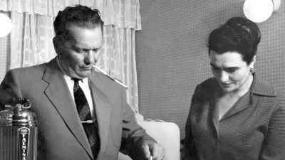 Na nedatovan&eacute;m sn&iacute;mku si jugosl&aacute;vsk&yacute; prezident Josip Broz Tito a Jovanka Brozov&aacute; připravuj&iacute; k&aacute;vu.,Image: 670240090, License: Rights-managed, Restrictions:, Model Release: no / Foto: Profimedia