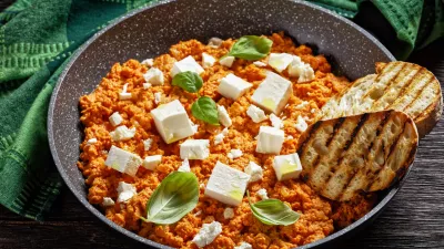 Strapatsada, eggs scrambled with tomatoes and feta cheese in a skillet with toasted bread, horizontal view, greek cuisine / Foto: From_my_point_of_view