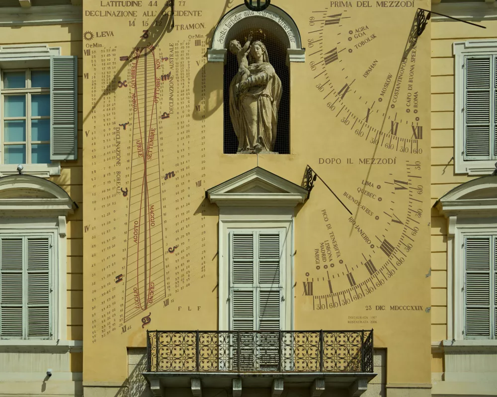 Sončna ura na guvernerjevi palači v Parmi v Italiji. Ko so trgovci pri&scaron;li, so lahko pogledali, kak&scaron;en je lokalni čas v mestu. / Foto: Istock