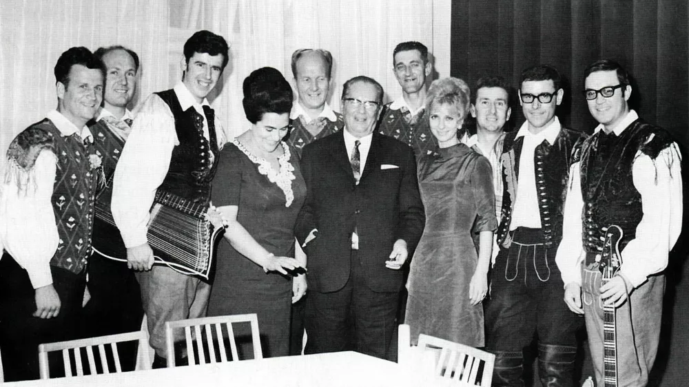 Ansambel Mihe Dovžana z mar&scaron;alom Titom in Jovanko Broz / Foto: Arhiv