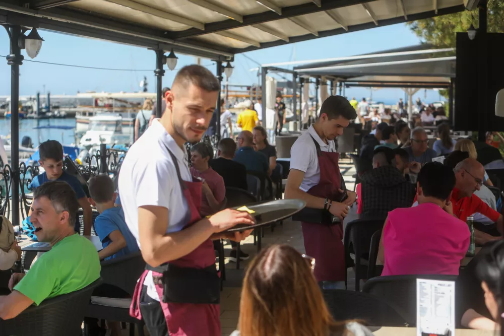 - 29.04.2024. Natakarja v kavarni in sla&scaron;čičarni v Izoli._strežba, gostinstvo, turizem, pomanjkanje turističnih delavcev.- Predlog za prvomajsko čestitko. //FOTO: Bojan Velikonja / Foto: Bojan Velikonja