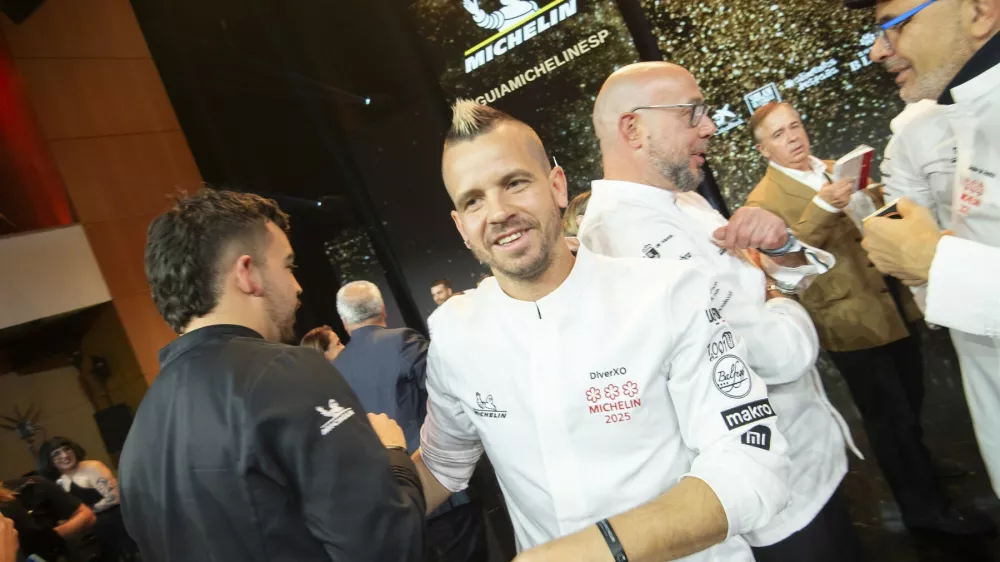 The chef of the Diverxo restaurant, Dabiz Mu&ntilde;oz, during the gala of the Michelin Guide 2025, in the Auditorium and Congress Center Victor Villegas, on November 26, 2024, in Murcia (Spain). The Region of Murcia brings together the best 250 chefs from all over Spain for the celebration of the gala, the government thus reinforces its commitment to the gastronomic sector and its national and international momentum. The selection of chefs includes all the three and two Michelin-starred chefs in Spain, with leading names likeNOVEMBER 26;202411/26/2024,Image: 939662271, License: Rights-managed, Restrictions:, Model Release: no / Foto: Javi Carri&oacute;n Via Profimedia