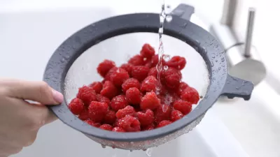 Woman washing raspberries in sieve at sink, closeup / Foto: Olga Yastremska Getty Images
