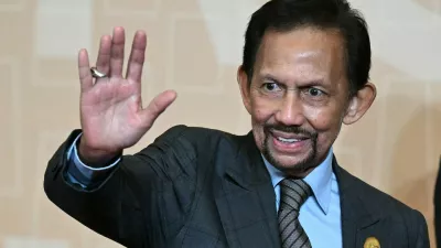 Sultan of Brunei Haji Hassanal Bolkiah waves upon arrival at the APEC Economic Leaders' Meeting (AELM) at the Convention Centre in Lima, on November 16, 2024.,Image: 935157765, License: Rights-managed, Restrictions:, Model Release: no / Foto: Profimedia