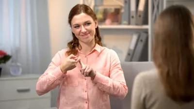 Ustavna pravica gluhih &scaron;e čaka na sistemske re&scaron;itve