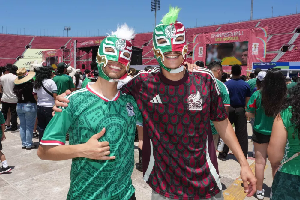 Jun 11, 2026; Los Angeles, California, USA; Mexico fans pose during the 2026 FIFA World Cup Fan Festival at Los Angeles Memorial Coliseum. Mandatory Credit: Kirby Lee-Imagn Images / Foto: Kirby Lee