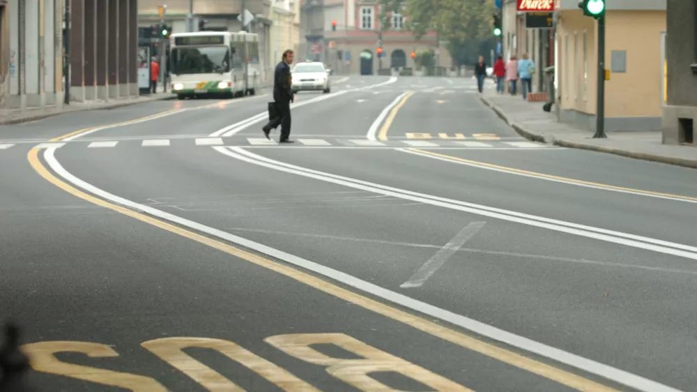 Dan brez avtomobila, prazna Slovenska cesta, avtobusno postajali&scaron;če, //FOTO: Luka CjuhaOPOMBA: ZA OBJAVO V SOBOTNI PRILOGI - REPORTAŽA