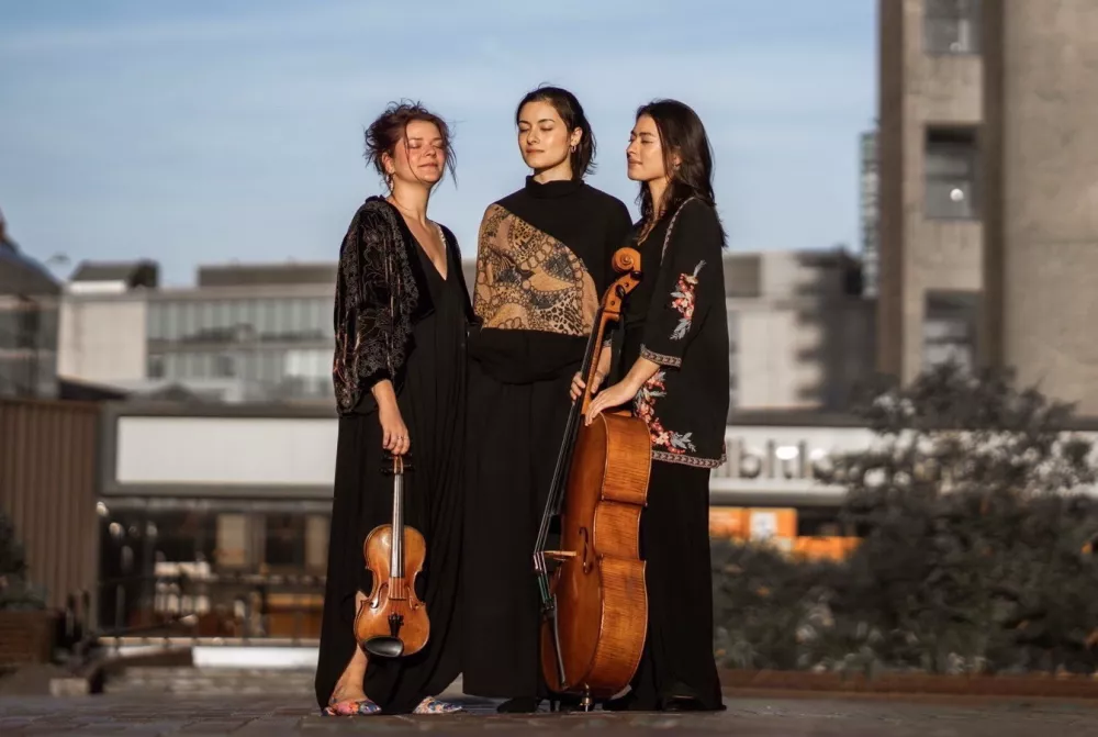 Trio Astatine je prejemnik laskavega naziva BBC Umetniki nove generacije 2025-27, v njem je tudi slovenska violinistka Maja Horvat (na fotografiji skrajno levo). F arhiv tria