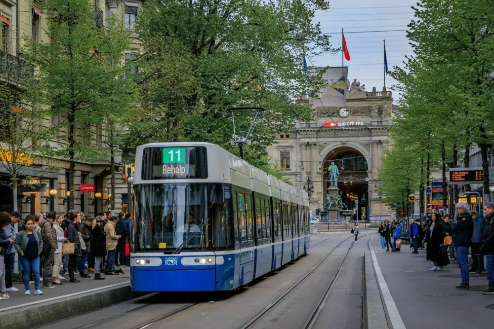 Zurich, Switzerland - April 9, 2024: A bustling street view Bahnhofstrasse, with trams and pedestrians near Central Train Station, or Hauptbahnhof HBB / Foto: Svetlanasf