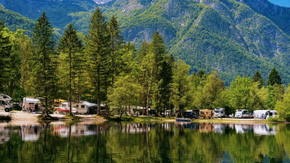 Konec poceni in spontanega kampiranja? V slovenskih Alpah cene letijo v nebo