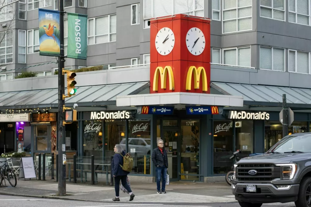 Vancouver, BC, Canada - Dec 31, 2024: Front view of a McDonald's restaurant, with the "Open 24 Hours" sign at the storefront, on Robson Street in Vancouver, British Columbia. / Foto: Hapabapa
