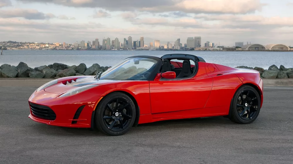 Tesla je zagotovo znamka, ki je najbolj zaslužna za popularizacijo električnih avtomobilov v tem tisočletju. Na fotografiji je model roadster, prvi znamkin avto masovne proizvodnje, pri električni avto, ki je uporabljal litij-ionske baterije in prvi električni avtomobil, ki je imel doseg več kot 200 milj (320 kilometrov). / Foto: Tesla