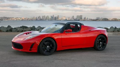 Tesla je zagotovo znamka, ki je najbolj zaslužna za popularizacijo električnih avtomobilov v tem tisočletju. Na fotografiji je model roadster, prvi znamkin avto masovne proizvodnje, pri električni avto, ki je uporabljal litij-ionske baterije in prvi električni avtomobil, ki je imel doseg več kot 200 milj (320 kilometrov). / Foto: Tesla