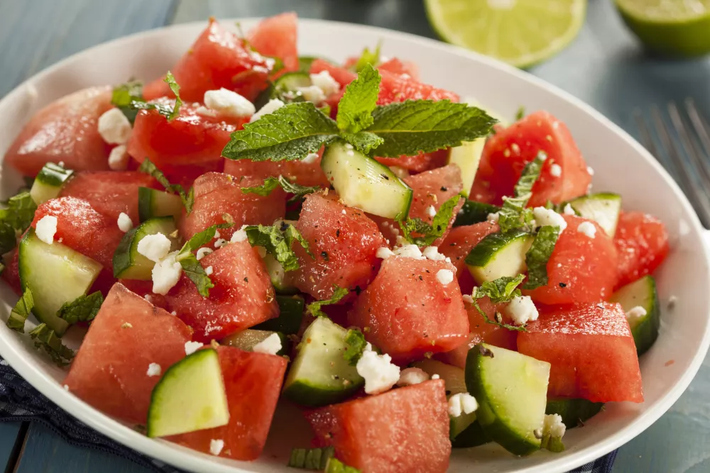 Healthy Organic Watermelon Salad with Mint Feta and Cucumber / Foto: Bhofack2