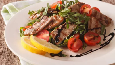 Straccetti&nbsp;salad with grilled beef, arugula and tomatoes close-up on the table. Horizontal / Foto: Alleko