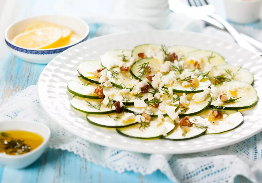 Zucchini Carpaccio with feta,walnut and dill / Foto: Sarsmis