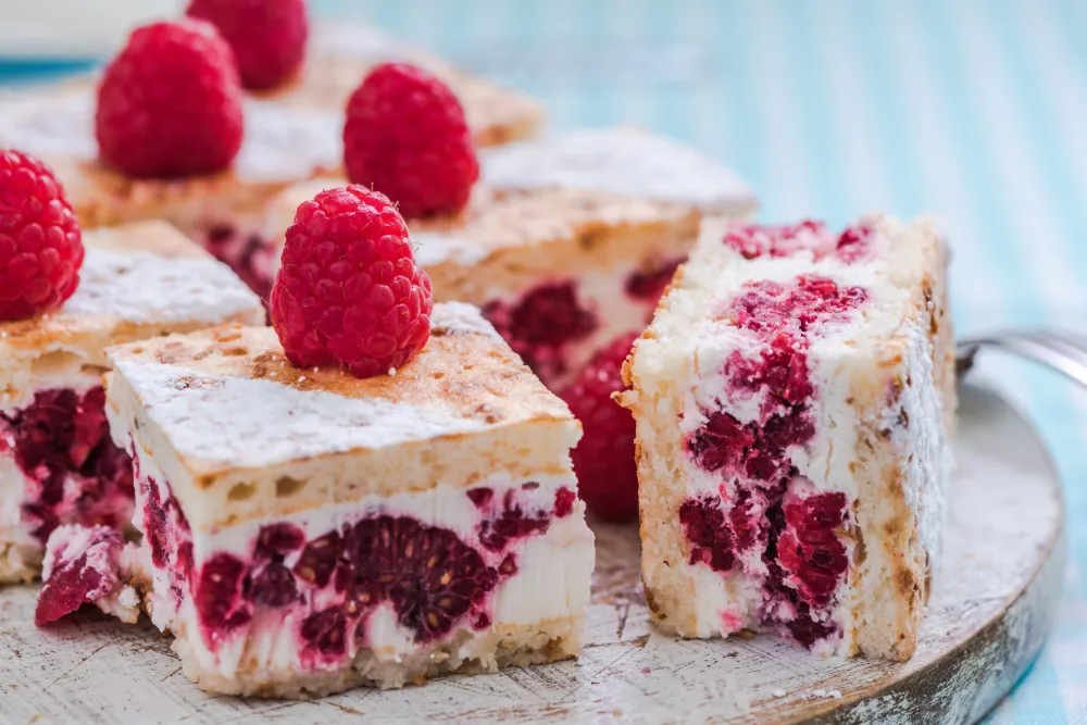 raspberry summer cake with fresh fruits, sliced. Close up view. / Foto: Merc67