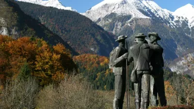 &raquo;&Scaron;tirje srčni možje&laquo; v Ribčevem lazu ob Bohinjskem jezeru. Spomenik so postavili leta 1978, ob 200. obletnici prvega uradnega vzpona, gre pa za delo kiparja Stojana Batiča.  / Foto: Arhiv Triglavski Narodni Park