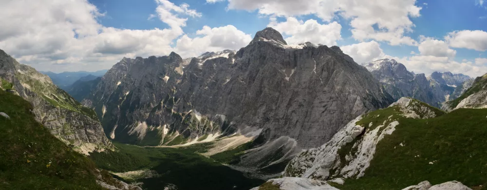Panoramski pogled na dolino Vrata in Triglavsko severno steno / Foto: Wikipedija