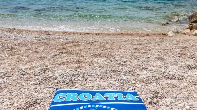 Towel Croatia on the pebbly beach of Mandre, Pag island, Croatia / Foto: Elena Estell&eacute;s Getty Images