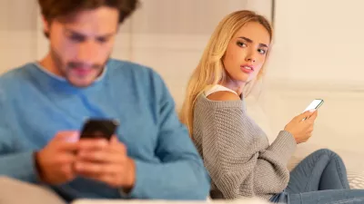 Infidelity. Wife Catching Cheating Husband Texting On Cellphone With Another Woman Sitting On Sofa At Home. Selective Focus / Foto: Prostock-studio Getty Images