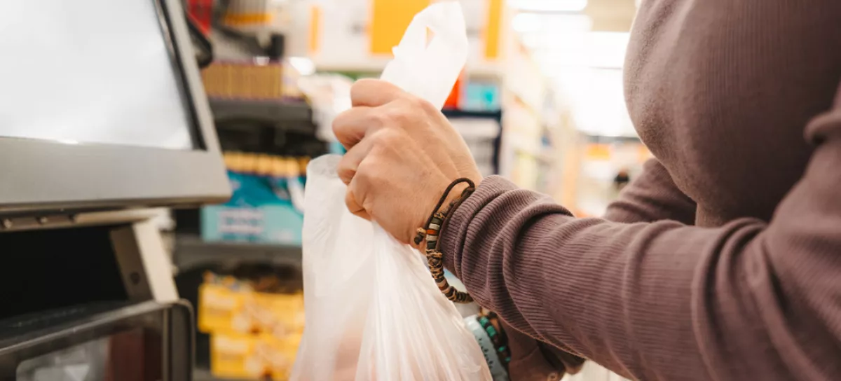 Woman Scanning and Weighing Mandarins At A Supermarket Self-Service Checkout In The Supermarket / Foto: Zheka-boss Getty Images