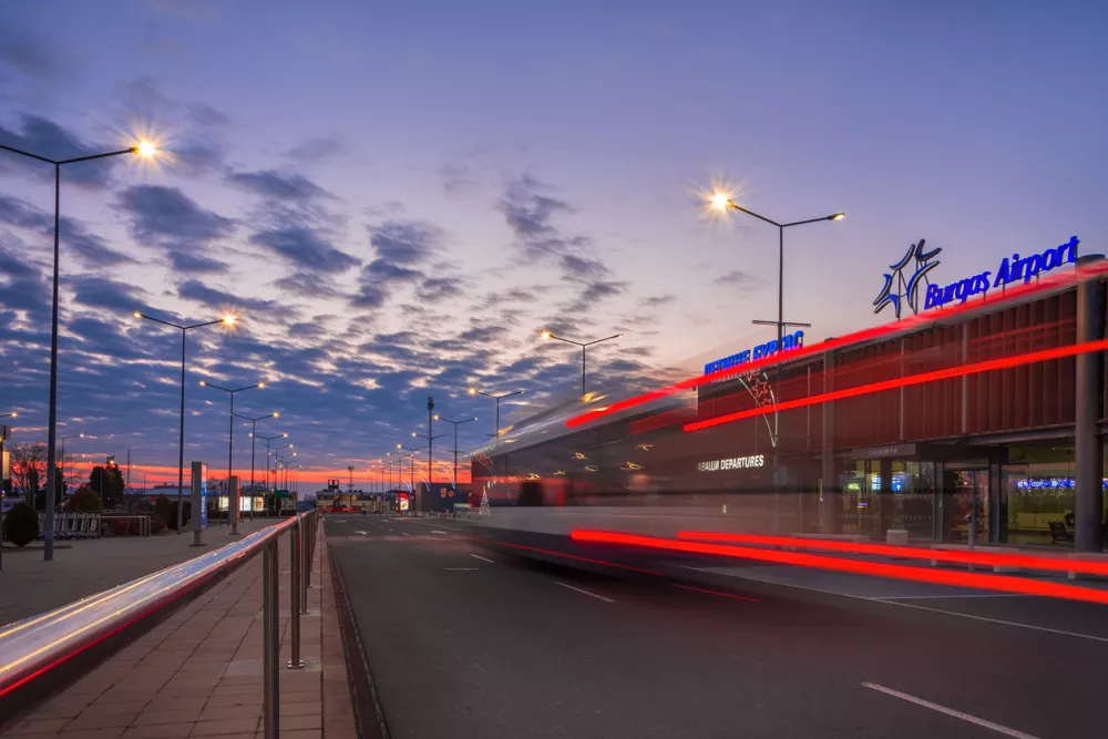 Bulgaria,Burgas- January 4.2018: Burgas Airport at blue hour. / Foto: Kikagogo Getty Images