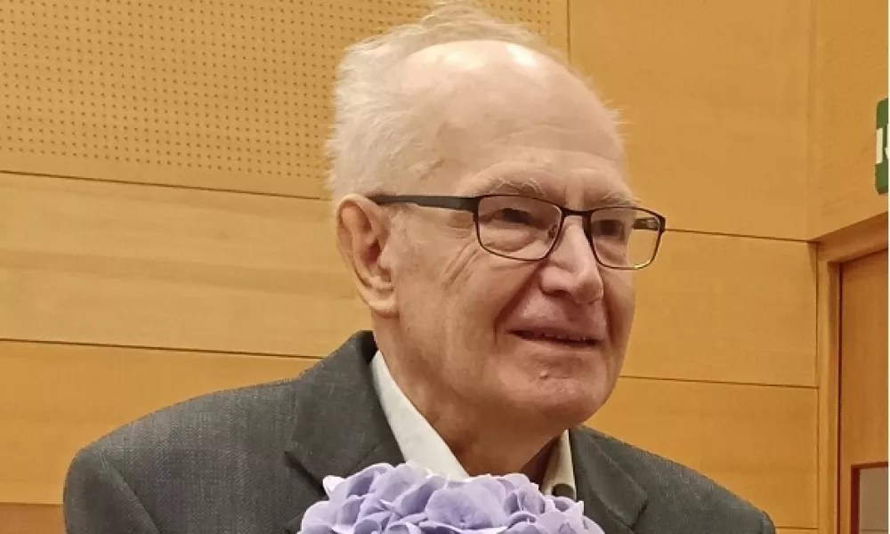 Dr. Izidor Hafner je bil začetnik računalni&scaron;kih tekmovanj v Sloveniji. Bil je prvi učitelj računalni&scaron;tva na slovenskih srednjih &scaron;olah (1969&ndash;1971) in pobudnik uvajanja računalni&scaron;tva v srednje &scaron;ole. 