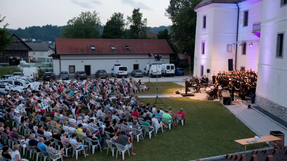 Simfonični orkester Cantabile med izvedbo Carmine Burane na loga&scaron;kem poletnem festivalu leta 2019 F Valter Leban