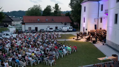 Simfonični orkester Cantabile med izvedbo Carmine Burane na loga&scaron;kem poletnem festivalu leta 2019 F Valter Leban