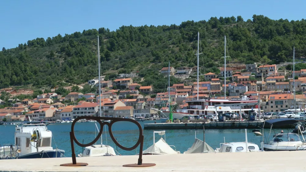 Korčula, Vela Luka, Oliver Dragojević, umetni&scaron;ka instalacija, očala. Foto: Tatjana Pihlar  / Foto: Tatjana Pihlar 