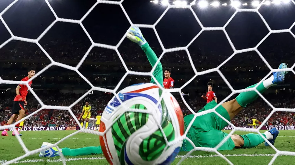 Soccer Football - FIFA World Cup 2026 - Group A - South Africa v South Korea - Estadio Monterrey, Monterrey, Mexico - June 24, 2026 South Africa's Thapelo Maseko scores their first goal past South Korea's Kim Seung-gyu REUTERS/Eloisa Sanchez   TPX IMAGES OF THE DAY / Foto: Eloisa Sanchez