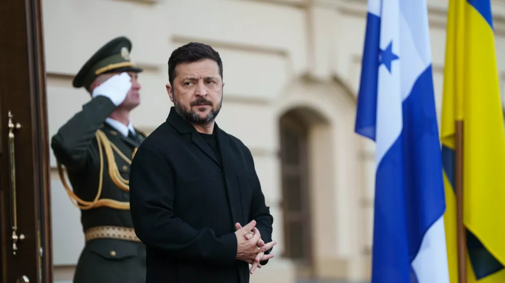 Ukraine's President Volodymyr Zelenskyy waits for arrival of Honduras' President Nasry Asfura in Kyiv, Ukraine, Friday, June 19, 2026. (AP Photo/Evgeniy Maloletka)