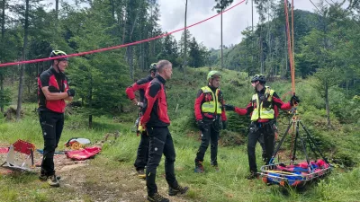 GRS, gorski reševalci, prikaz reševanja. Foto: Tina Jereb
