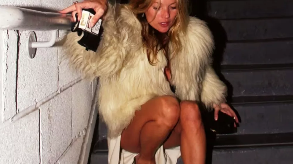 Slika Kate Moss, ki kadi na požarnem izhodu londonskega gledali&scaron;ča, je postala najbolj znana in najbolje prodajana fotografija fotografa Grega Brennana. F Greg Brennan