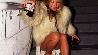 Slika Kate Moss, ki kadi na požarnem izhodu londonskega gledali&scaron;ča, je postala najbolj znana in najbolje prodajana fotografija fotografa Grega Brennana. F Greg Brennan