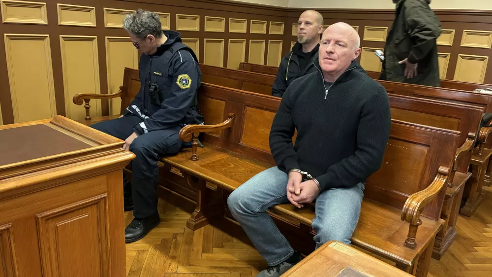 Polil &ldquo;prijatelja&rdquo; in ga zažgal: tožilstvo zahteva tri leta zapora