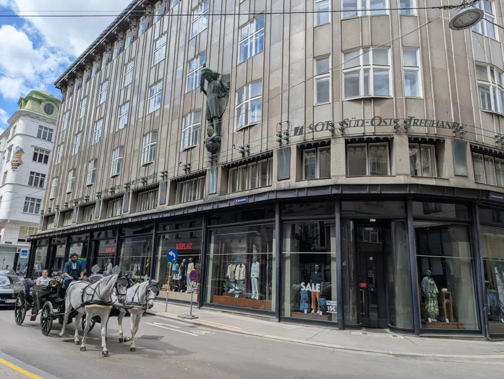 Slovita Plečinkova hi&scaron;a blizu samega sredi&scaron;ča, &Scaron;tefanovega trga. Zacherlhaus velja za najpomembnej&scaron;e delo &scaron;ole Otta Wagnerja. / Foto: Damjan Franz Lu