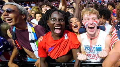 Fans celebrate after a United States goal during a watch party for a World Cup soccer match against Bosnia at the KC Live! entertainment district Wednesday, July 1, 2026, in Kansas City, Mo. (AP Photo/Charlie Riedel) / Foto: Charlie Riedel