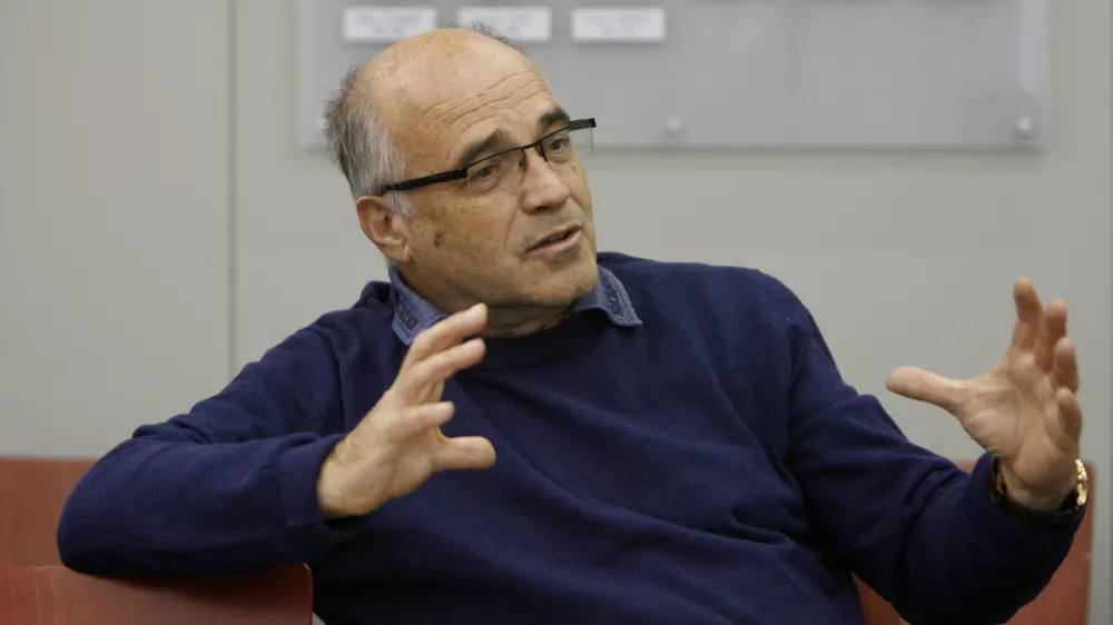 red. prof. dr. Bogomir Kovač, ekonomist - redni profesor na Ekonomski fakulteti v Ljubljani - predava temelje ekonomije, ekonomsko filozofijo, ekonomiko okolja in institucionalno ekonomijo - za časnike pi&scaron;e politično ekonomske komentarje //FOTO: Tomaž Skale OPOMBA: ZA OBJAVO V PRILOGI &ndash; DNEVNIKOV OBJEKTIV - INTERVJU 2013 / Foto: Tomaž Skale