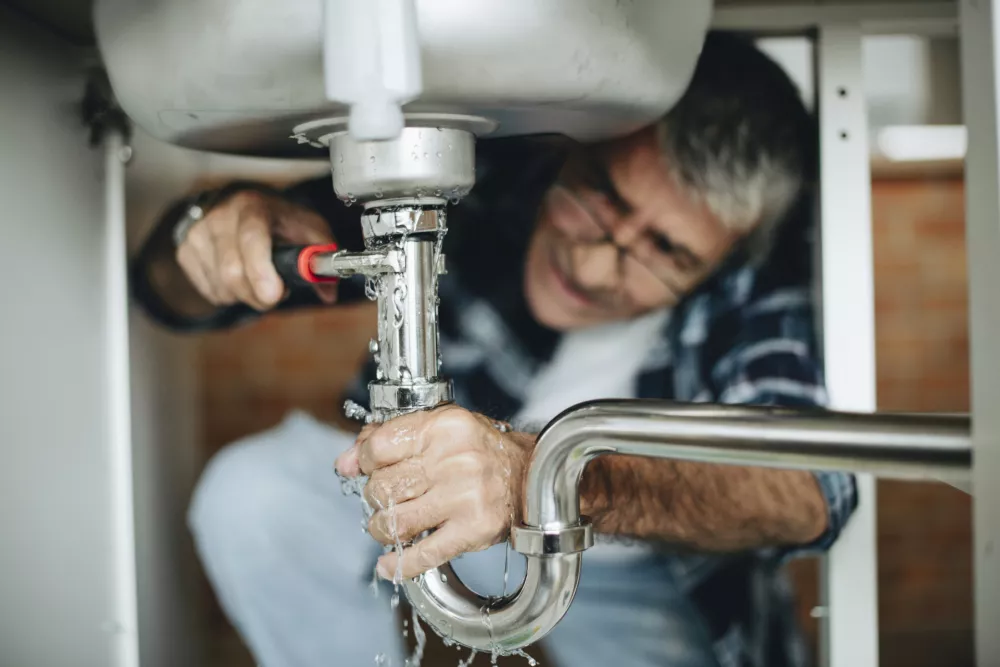 Danes je že precej&scaron;en izziv dobiti dobrega obrtnika, ki bo opravil solidno delo za solidno ceno. / Foto: Istock
