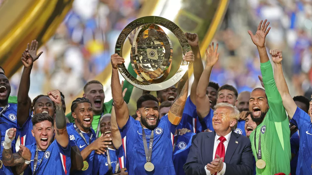13.07.2025, FIFA Club World Cup 2025, Finale: Chelsea FC - Paris St. Germain, im MetLife Stadium East Rutherford, NJ, Siegerehrung nach dem Spiel. Ehreng&auml;ste nach dem Spiel zur Siegerehrung auf dem Podest, US-Pr&auml;sident Donald Trump freut sich inmitten des Teams kindlich &uuml;ber den Jubel von Reece James FC Chelsea mit dem Siegerpokal. re: Torwart Robert Sanchez FC Chelsea *** 13 07 2025, FIFA Club World Cup 2025, Final Chelsea FC Paris St Germain, at MetLife Stadium East Rutherford, NJ, Award ceremony after the match Guests of honor on the podium after the match for the award ceremony, US President Donald Trump is childishly happy in the midst of the team cheering Reece James FC Chelsea with the winning trophy re goalkeeper Robert Sanchez FC Chelsea,Image: 1027636655, License: Rights-managed, Restrictions:, Model Release: no 