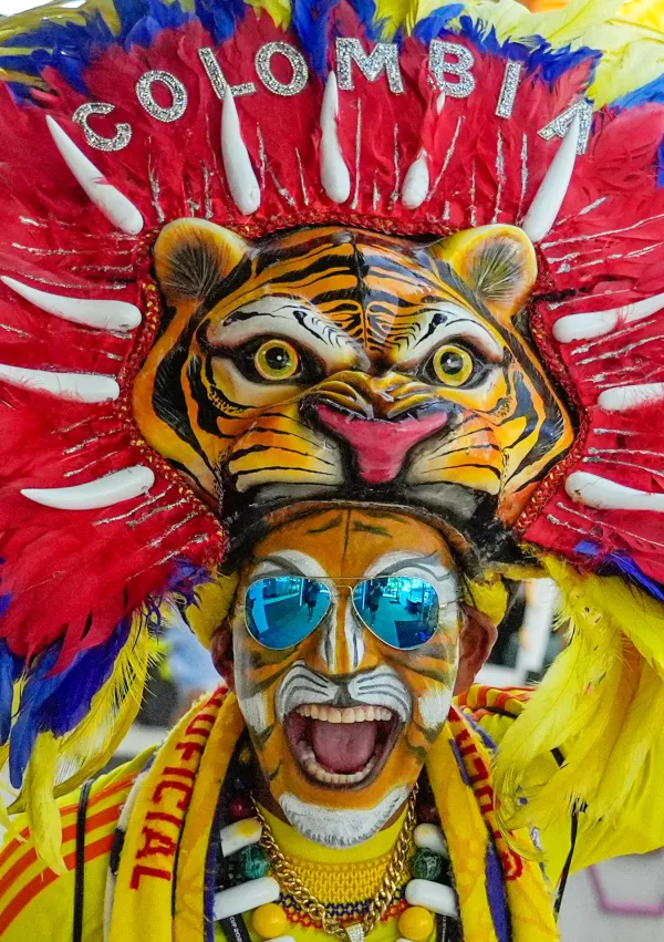 Soccer Football - FIFA World Cup 2026 - Group K - Colombia v Portugal - Fans gather in Hollywood - Hollywood, Florida, U.S. - June 27, 2026 A Colombia fan wearing a tiger makeup cheer as they watch the match at Tardes Calenas Bar Restaurant in Hollywood, Florida IMAGN IMAGES via Reuters/Jeff Romance / Foto: Jeff Romance