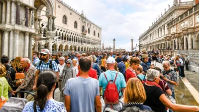 Če v Benetkah ne plačate vstopnine, vas čaka kazen 300 evrov. / Foto: Istock