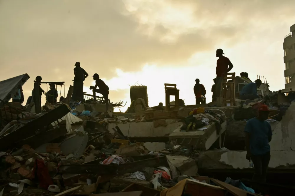 Rescue personnel assist in rescue efforts after earthquakes hit the country, in La Guaira, Venezuela, June 27, 2026. REUTERS/Maxwell Briceno / Foto: Maxwell Briceno
