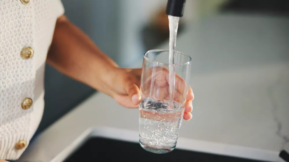 Prednost vode je med druigm v tem, da jo lahko natočimo iz pipe. / Foto: Istock