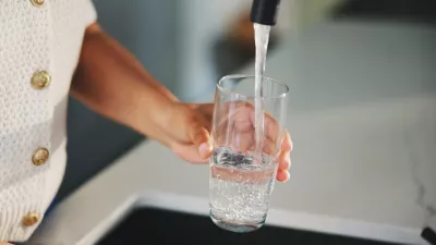Prednost vode je med druigm v tem, da jo lahko natočimo iz pipe. / Foto: Istock